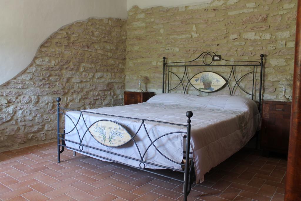 B&B Il Poggetto Serra SantʼAbbondio Pokoj fotografie