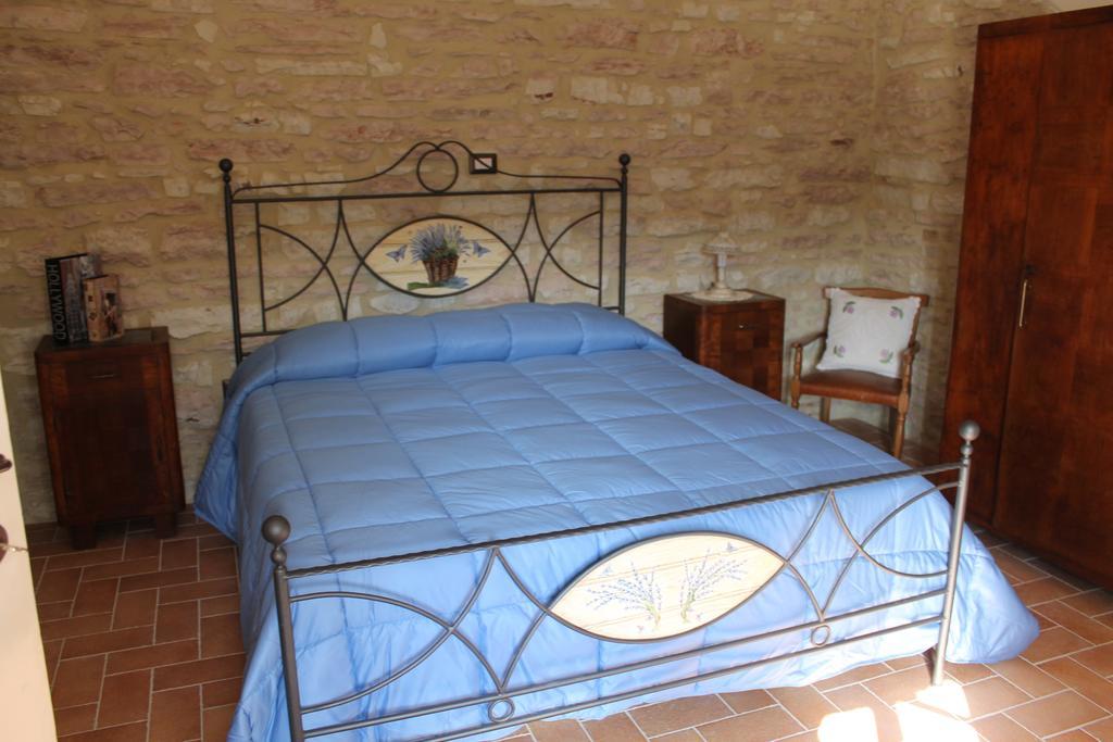 B&B Il Poggetto Serra SantʼAbbondio Pokoj fotografie