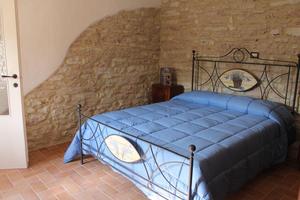 B&B Il Poggetto Serra SantʼAbbondio Pokoj fotografie